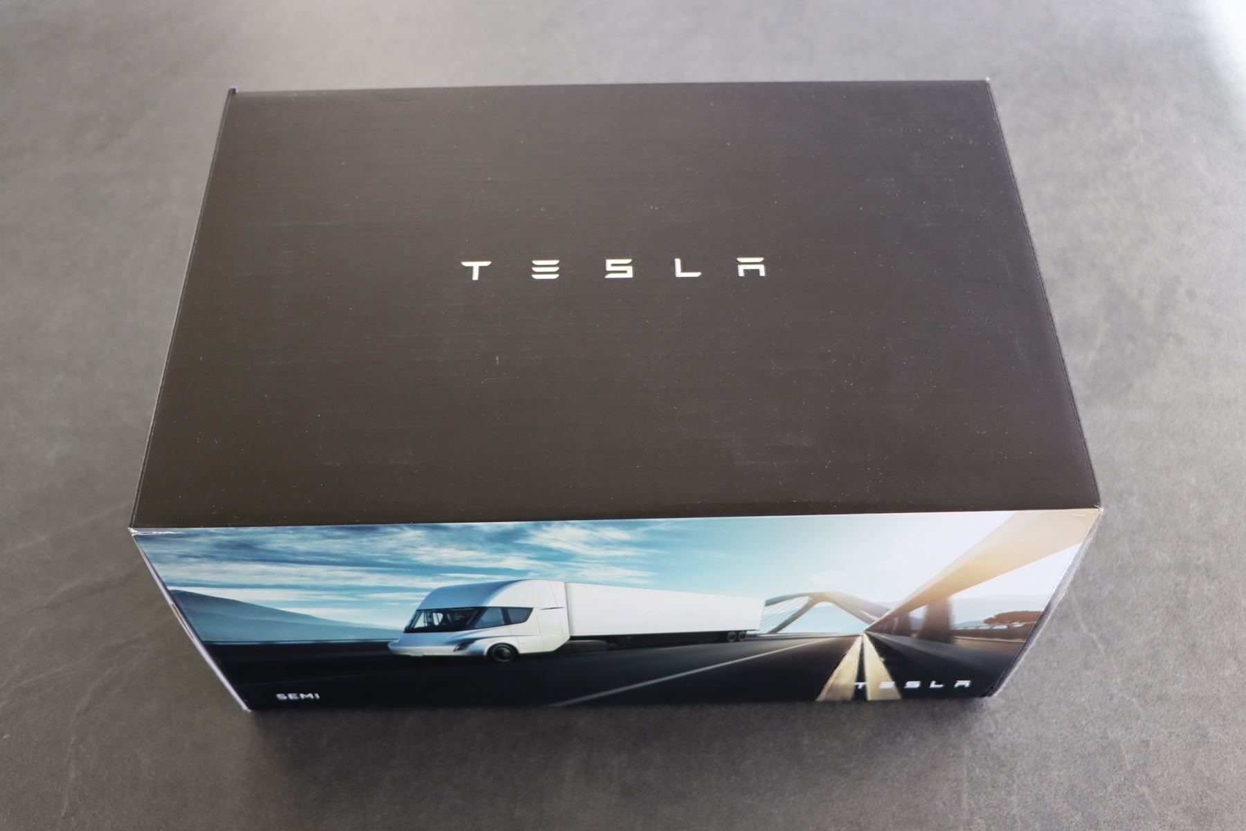 Tesla Modellini d'auto: Tesla Semi Truck Concept 1:24 – Nuovo e nell'imballaggio originale da Bühl b.Aarberg venduto da modelldiecast 1