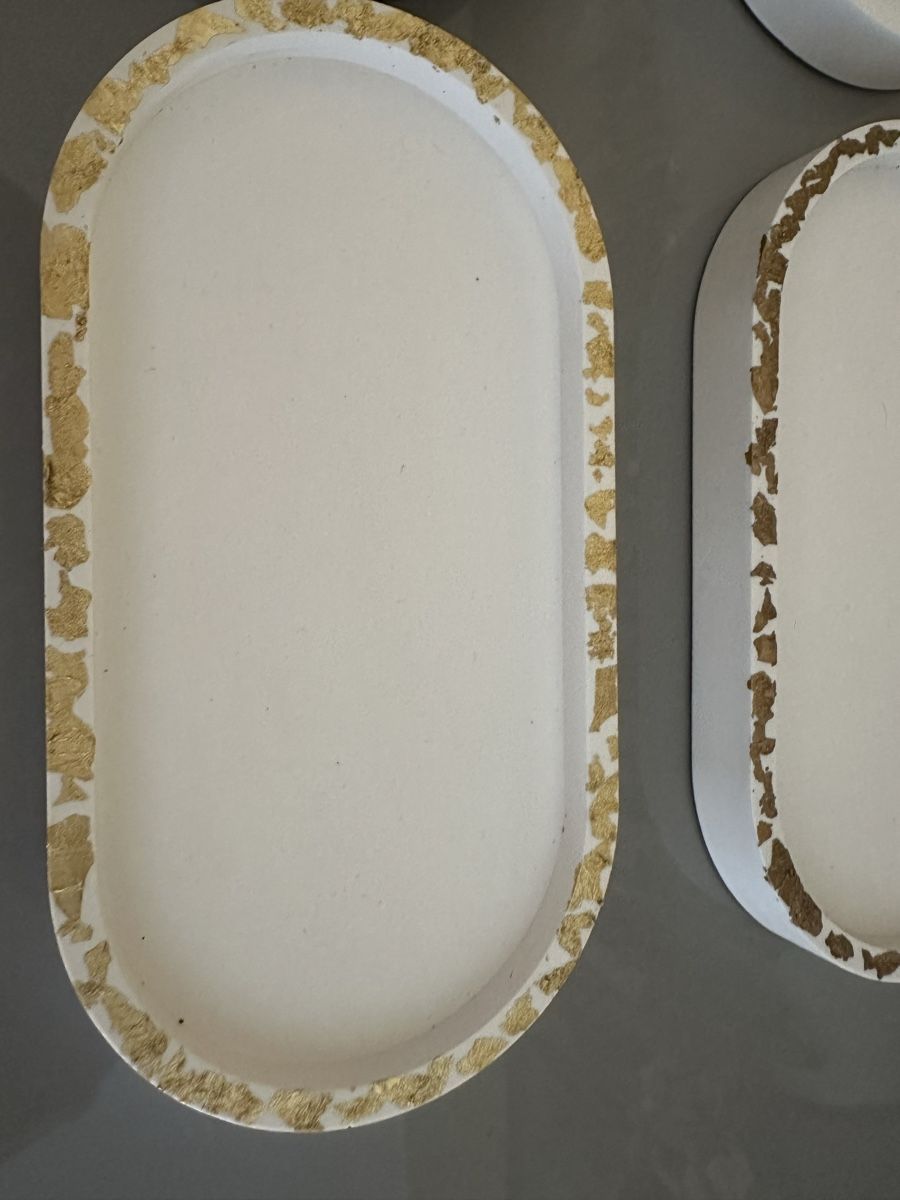 Tablet PC: Ovales Jesmonit-Tablett mit Goldrand Handarbeiten – Nuovo e nell'imballaggio originale da Frümsen venduto da Swissline90