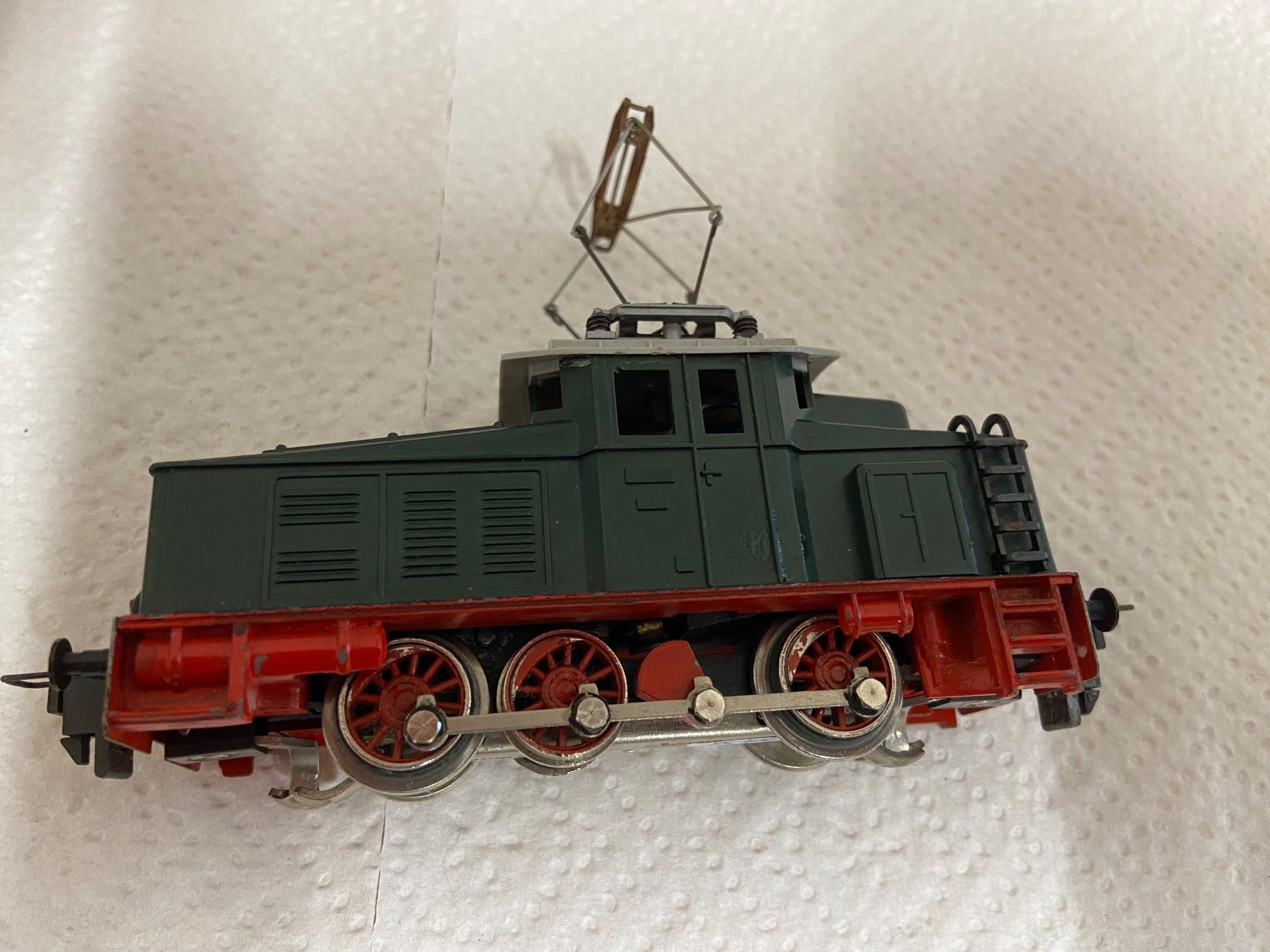 Trix Modelleisenbahnen: Trix Express Rangierlok 2438 – Gebraucht aus Basel von Relaphe