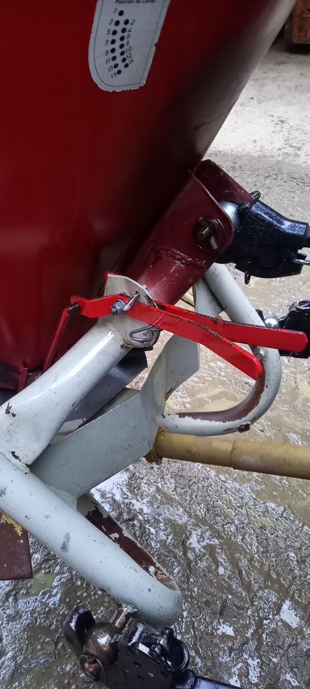 Tutte le macchine: Diadem Split-/Kiesstreuer – Usato da Eggiwil venduto da FarmallM 5
