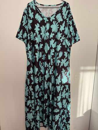 Kleid dunkelblau mit Blumenmuster Grösse 54 neu