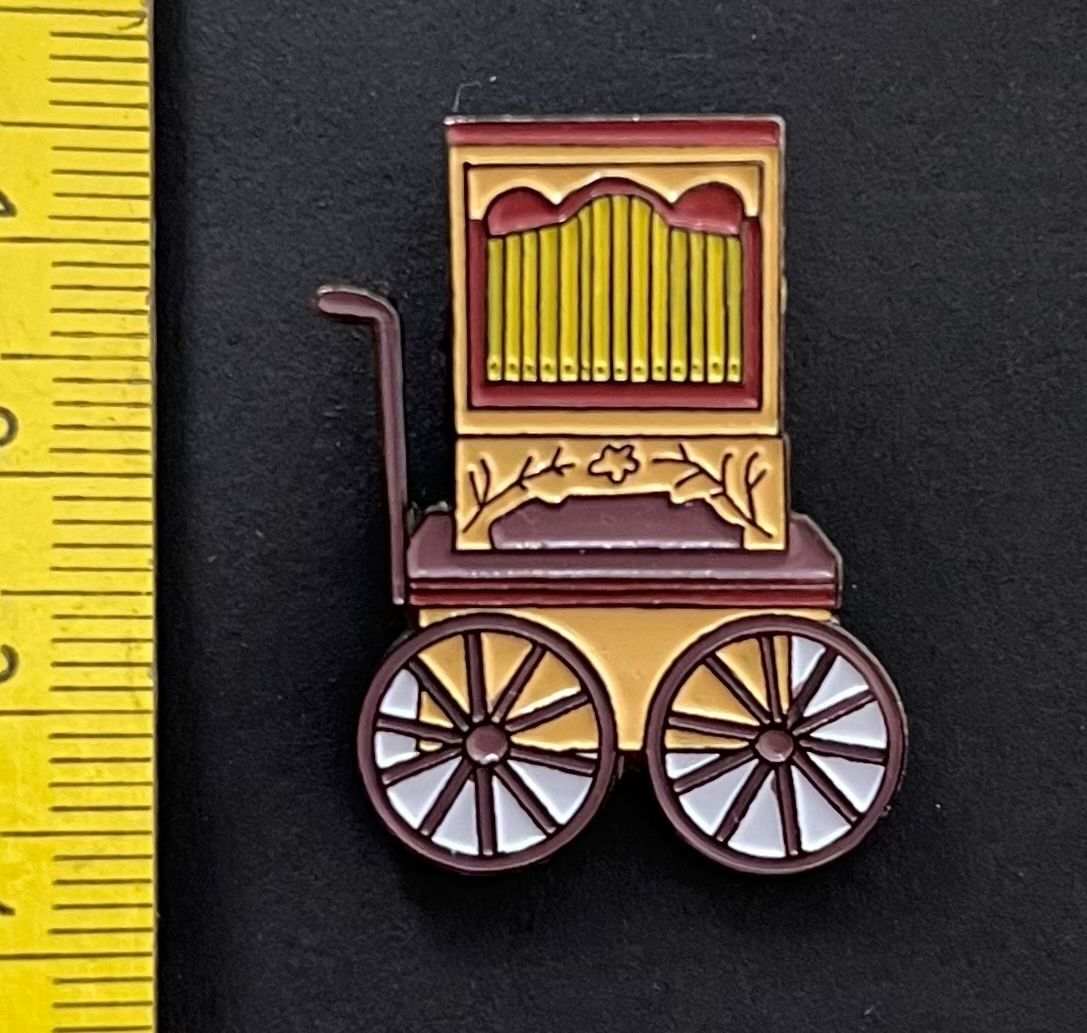 Placchette & Badge: Drehorgel auf einem Wagen / Pin – Usato da Ostermundigen venduto da DaxKarten-75