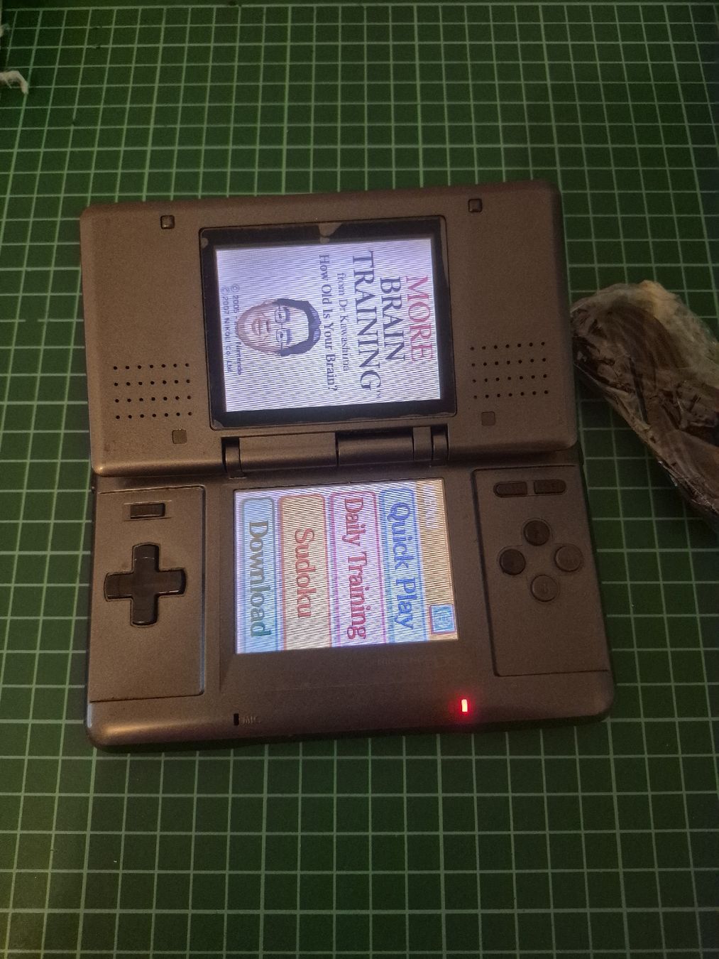 Nintendo Console: Nintendo DS Console, Silver. Includes Brain Training!  – Usato da Meyrin venduto da Retro-GZ 2