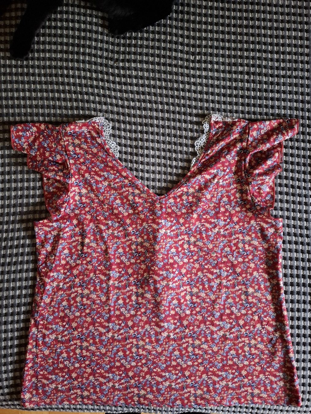 Shein Top: Haut à fleurs dos évasé  – Usato da Ebikon venduto da Jayjay60123027