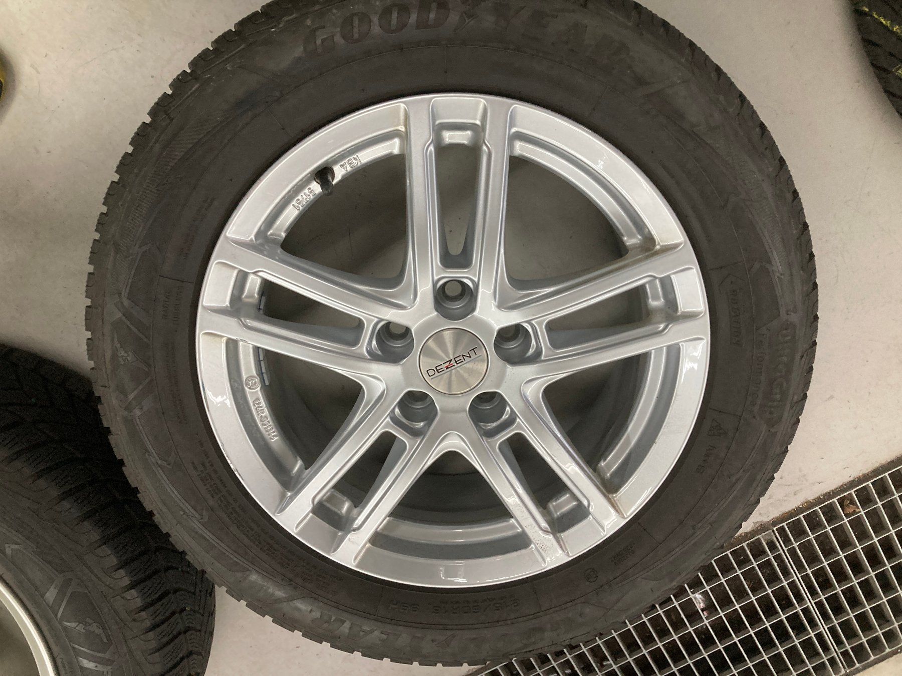 Volvo Pneumatici & Ruote complete: Volvo V60 Winterräder 215/60R16 – Usato da Cham venduto da WB2223 3