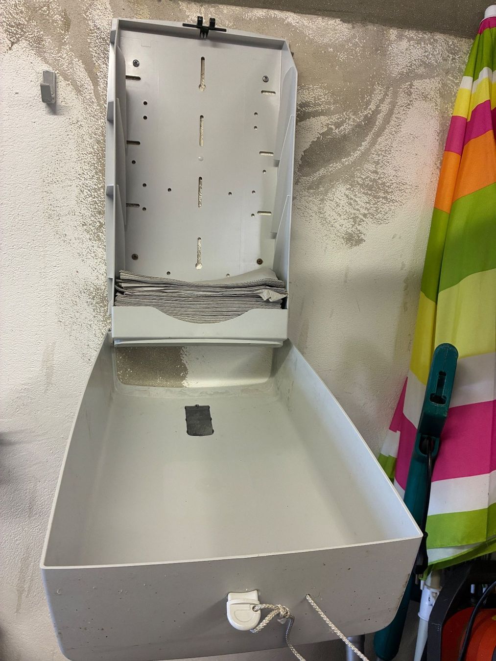 Portasciugamani: Papierhandtuchspender Katrin – Usato da Goldau venduto da padlmucki 2