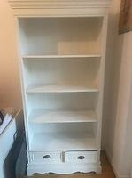 Maisons du Monde:  Weiße Bücherregal mit Schubladen