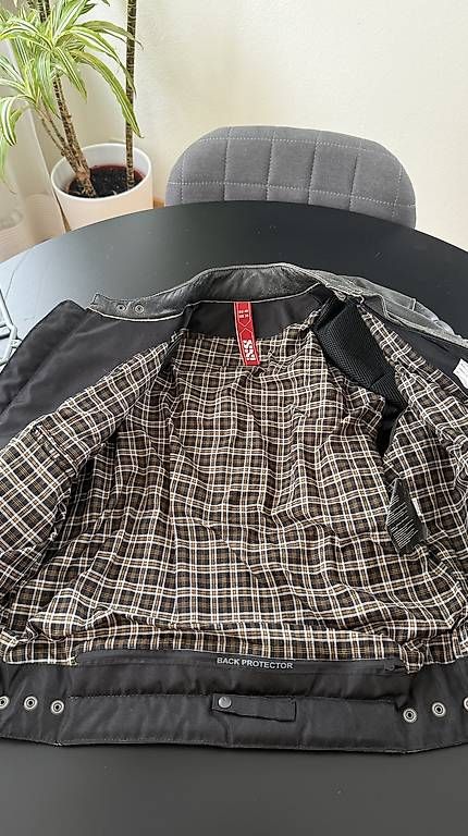 IXS Vestes: Motorradjacke IXS Leder – D'occasion à Sursee par Pascal_Unt 1