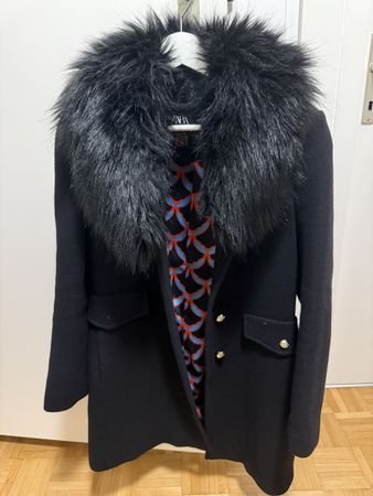 ZARA Mantel Gr. XS mit Kunstfellkragen, Schwarz, Goldknöpfe