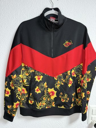 Nike Trainingsjacke M – Schwarz/Rot mit Blumenmuster