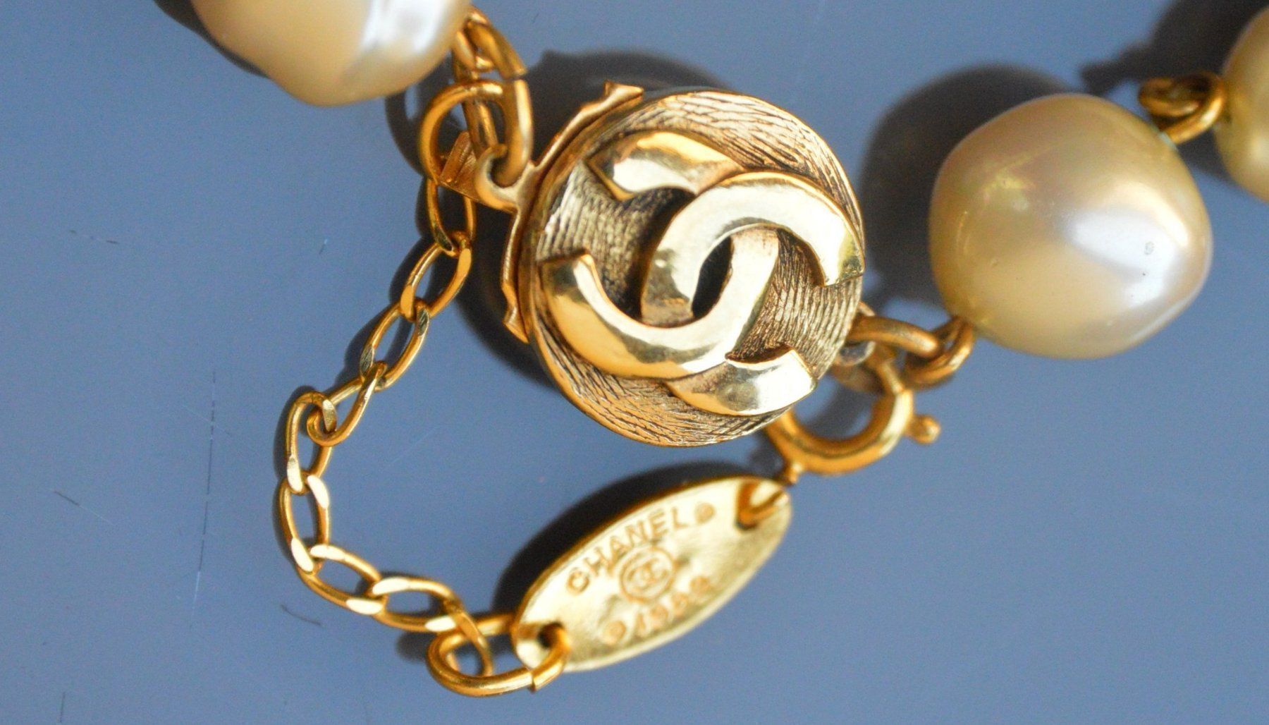 Chanel Catenine: Perlenkette CHANEL collier de perles – Usato da Collonges venduto da Auganien 2