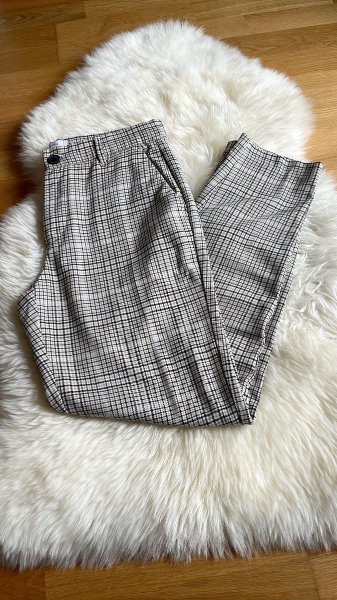 Bershka Pantaloni: Stylische Stoffhose mit Karomuster, Gr.36 – Usato da Aarburg venduto da Petite-closet-Loop
