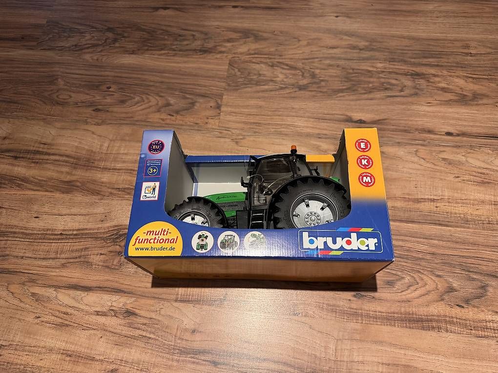 Bruder Giocattoli: Bruder Deutz Agrotron X720 – Nuovo e nell'imballaggio originale da Aarau Rohr venduto da Treasure-Trove