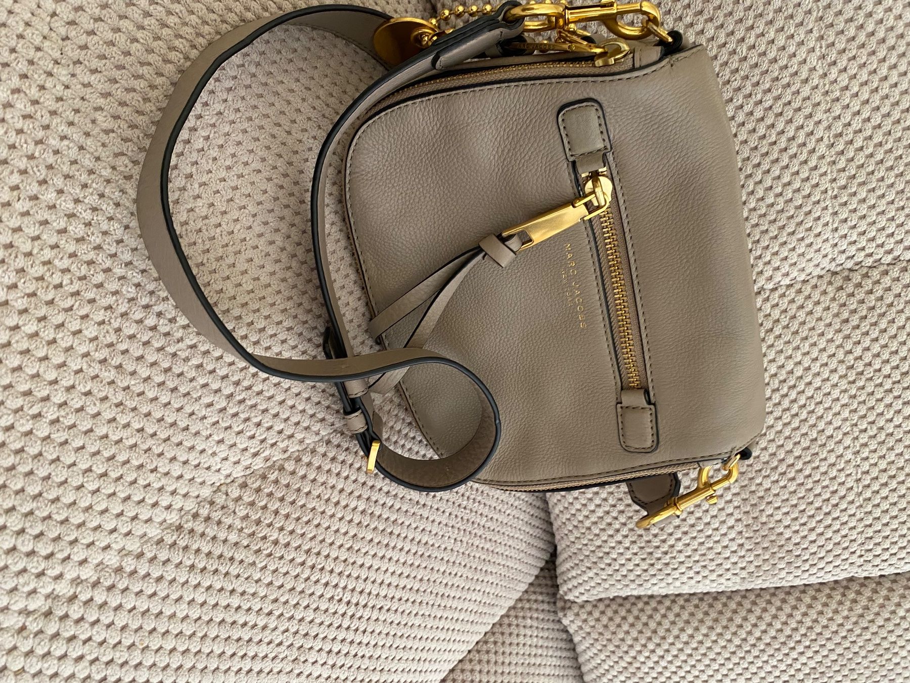 Marc Jacobs Taschen für Damen: Marc Jacobs Lederumhängetasche, Model Nomad – Gebraucht aus Vetroz von Gundisima