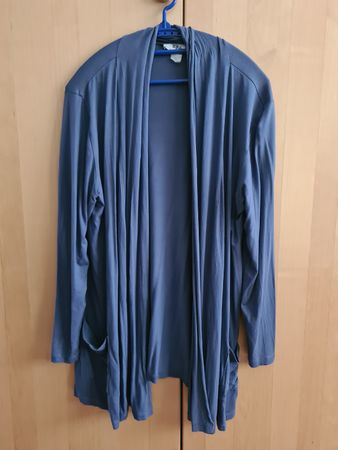 Bequemer, blauer Cardigan mit Taschen