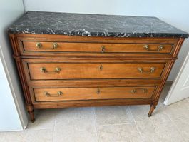 Commode Louis XVI en noyer, dessus marbre, 3 tiroirs