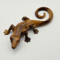 Handgeschnitzte Holz-Eidechse – Original Design von Fath