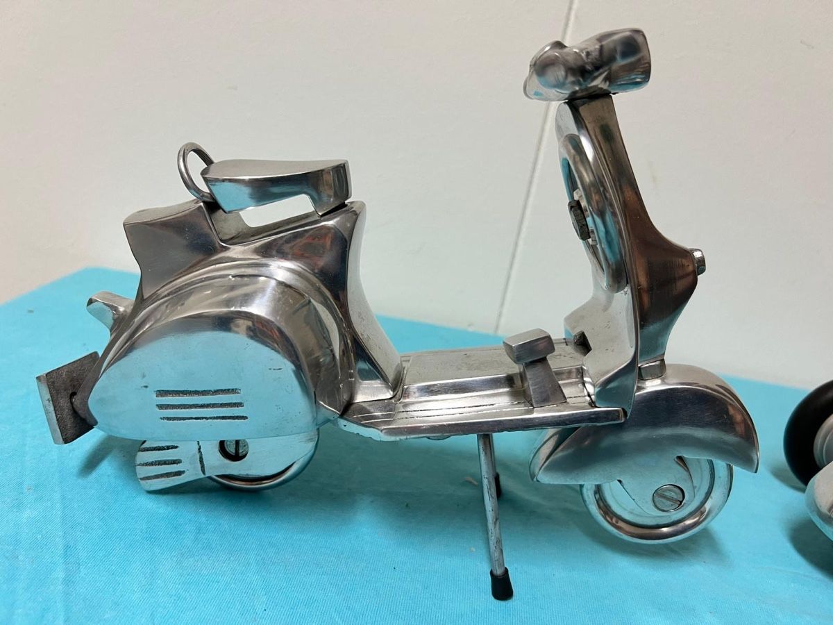 Vespa Kit di modellismo & Modellini statici: Ein modell von vespa aluminium oder stein – Usato da Hombrechtikon venduto da alf_75y5 2