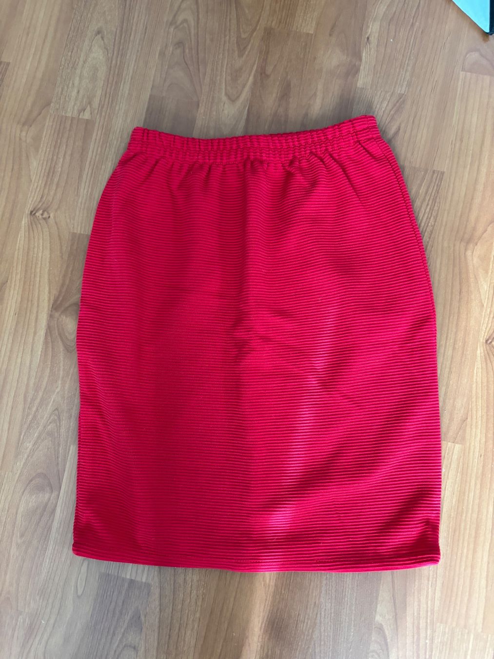 Gonne: Roter Mini Jupe – Usato da Balsthal venduto da Uroby 5