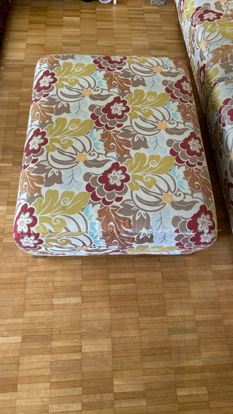 Divani: Sofa mit Hocker und Kissen Blumenmuster – Usato da Obernau venduto da broadwaypop 5