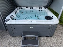 Premium Whirlpool  Top Zustand  inkl. Salzwasseranlage
