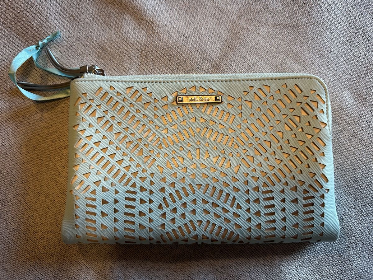 Borse da donna: NEU: Stella & Dot Clutch Hellblau – Laser-Cut Design – Nuovo e nell'imballaggio originale da Märstetten venduto da chr_k789