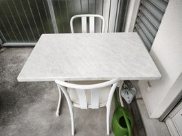 Balkontisch Marmoroptik mit zwei Stühlen weiss gebraucht