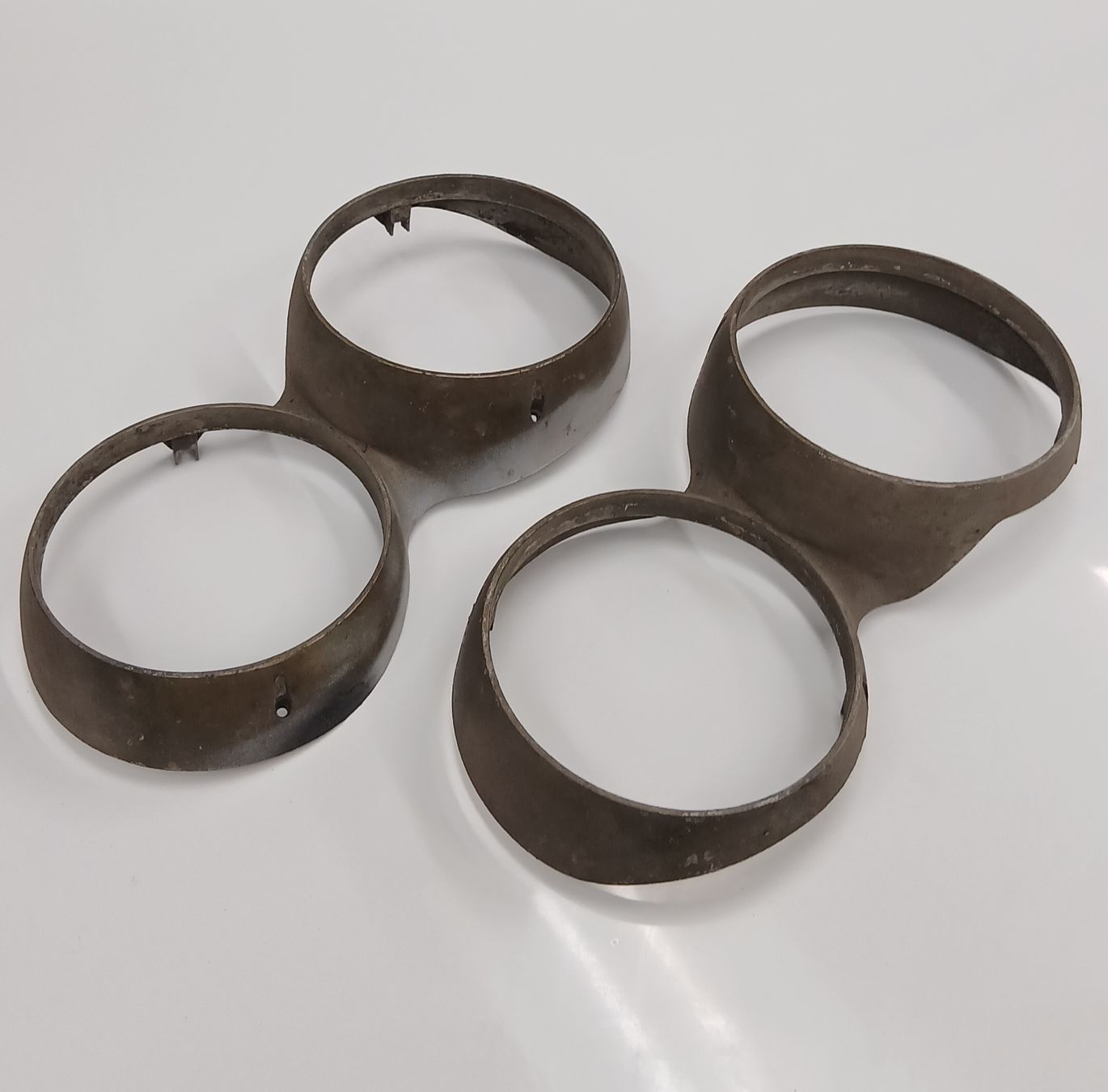 Buick Tutti pezzi di ricambio auto: Cercle de phare Buick Riviera 66 – Usato da la heutte venduto da Auto-stock