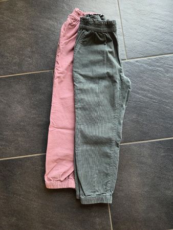 2 Hosen H&M Cord rosa und grün Grösse 110 guter Zustand