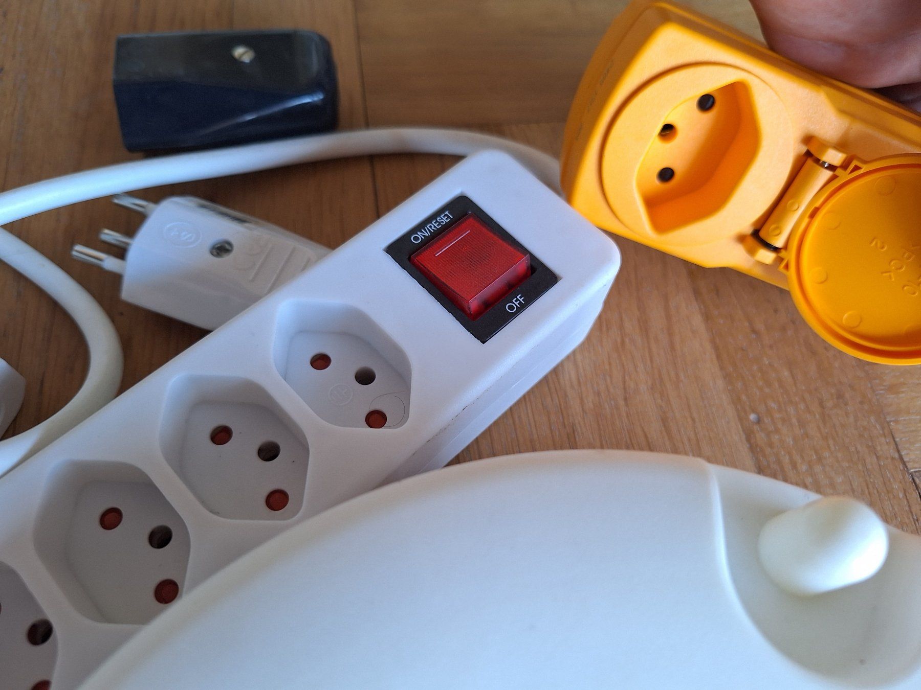 Stecker: Lot de prises suisse – Gebraucht aus Chêne-Bougeries von xchrysalide 4