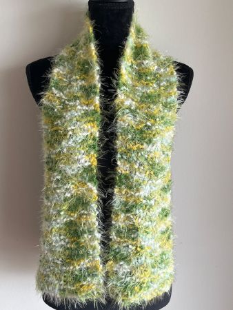 Flauschiger Frühlings-Schal, Grün-Gelb-Weiss, Handgemacht