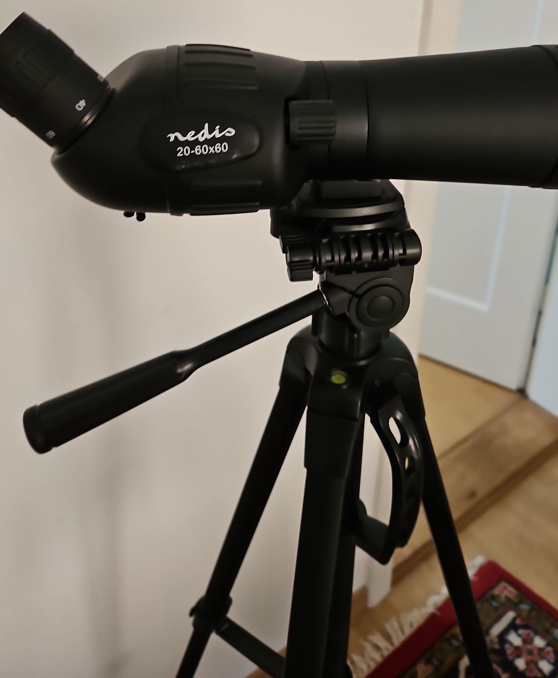 Telescopi: Nedis Spektiv 20-60x60 mit Stativ – Usato da Wädenswil venduto da Jsi.Z01