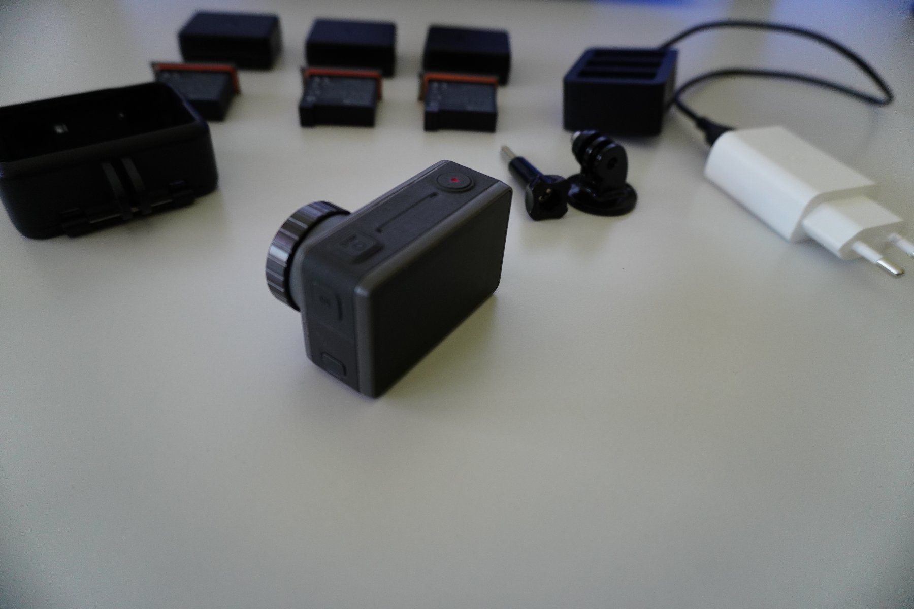 DJI Action Cam: DJI Osmo Action mit viel Zubehör – Usato da Henggart venduto da Salzi1 1