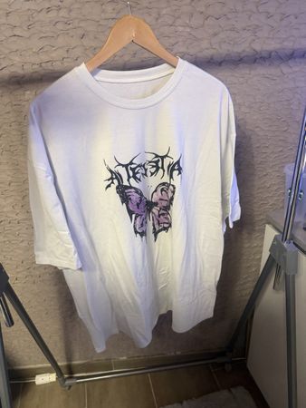 T-shirt blanc avec motif papillon imprimé état neuf