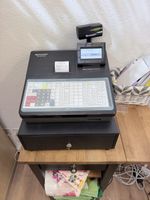 Registrierkasse mit Kassenschublade auf Beistelltisch