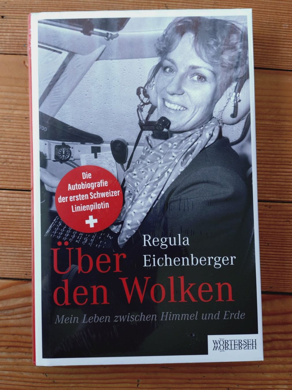 Libri: Regula Eichenberger: Über den Wolken, 1. CH-Pilotin, NEU+OVP – Nuovo e nell'imballaggio originale da Uster venduto da Junipa