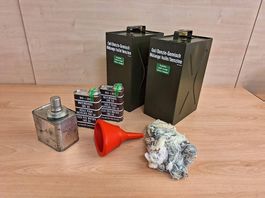 Holzbox mit Öl-Benzin-Gemisch & Zubehör der Schweizer Armee