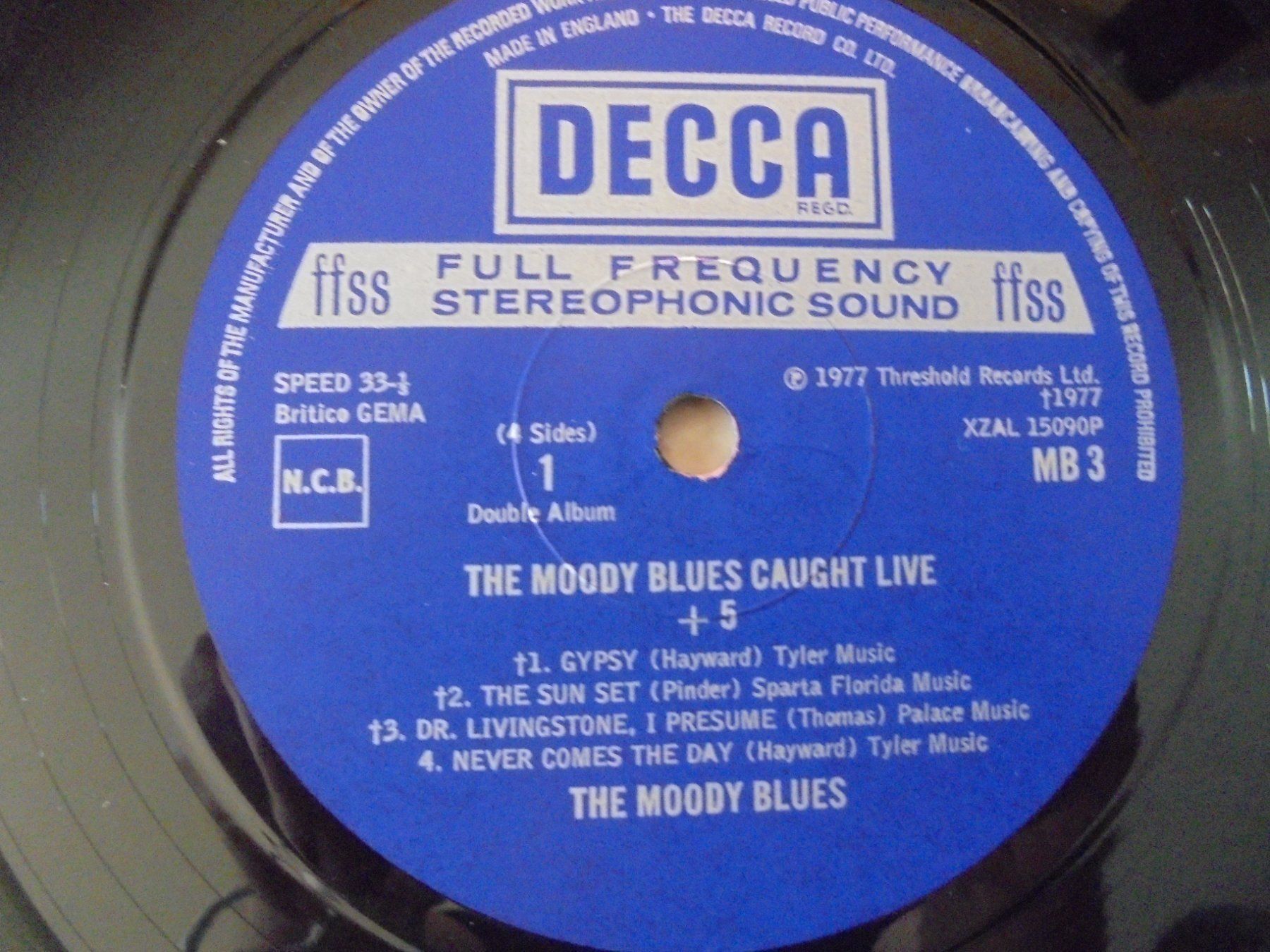 Dischi in vinile: Moody Blues " Caught Live + 5" 2 x LP UK – Usato da Crissier venduto da Promopost 5