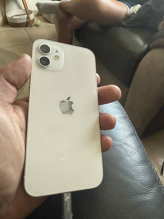 Telefoni cellulari / Smartphones: IPhone 12 White 128GB – Usato da Moutier venduto da tof03
