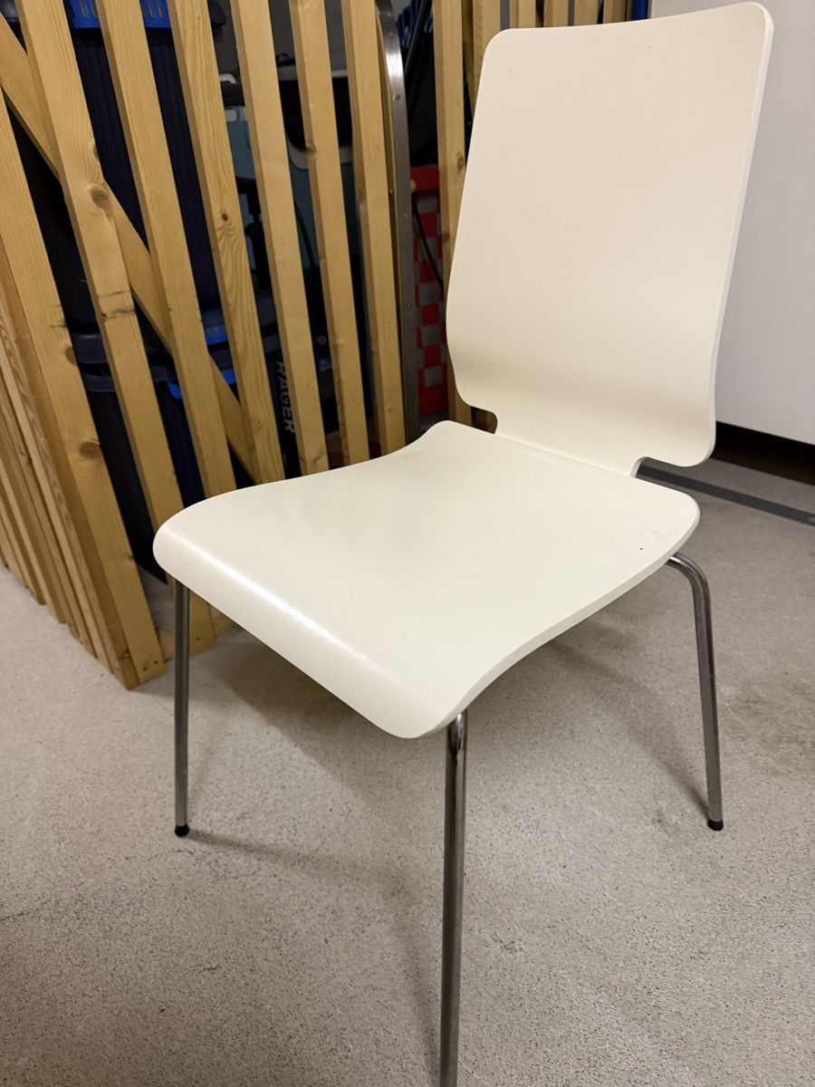 Sedie: Stylish White Chair - Minimalist Design, Solid Build – Usato da Hedingen venduto da pmf_d6x5