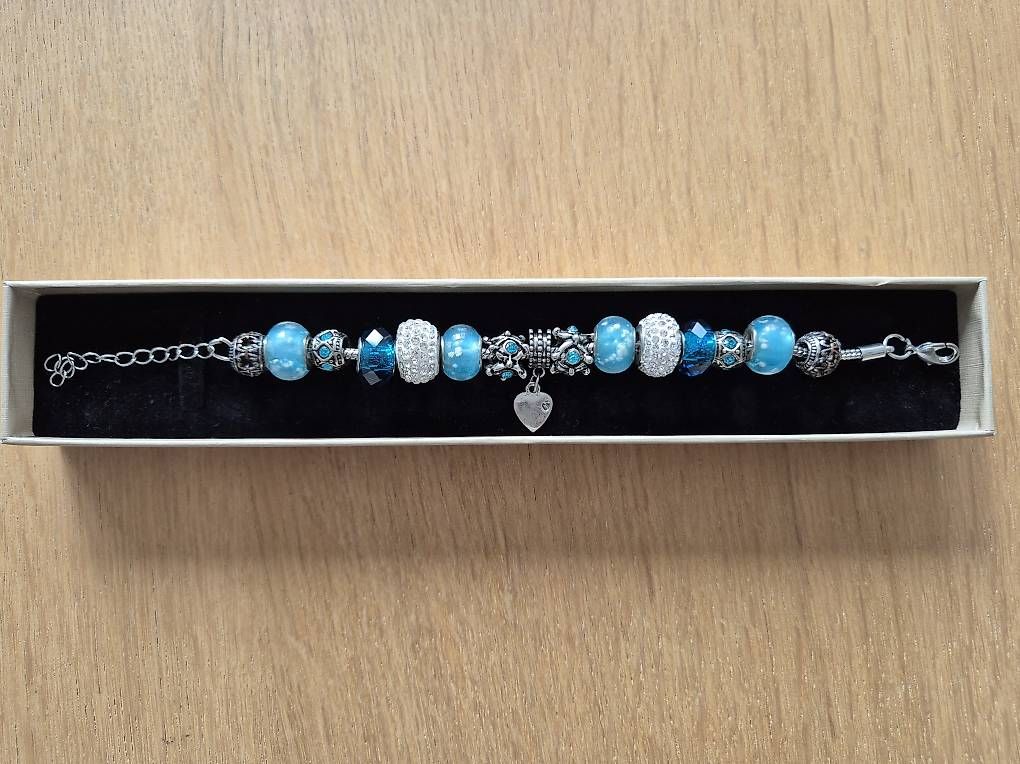 Bracciali & Braccialetti: Armband Blau/Silber mit Charms – Usato da Liebefeld venduto da lor_8d7v 1