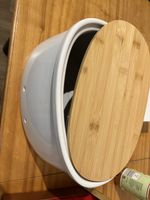 Brotkasten aus Keramik mit Bambusdeckel weiss