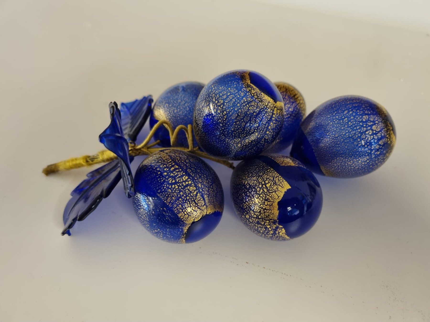 Sculture & Statue: Grappolo uva in vetro soffiato blu cobalto e oro – Usato da Camorino venduto da yponzio 2