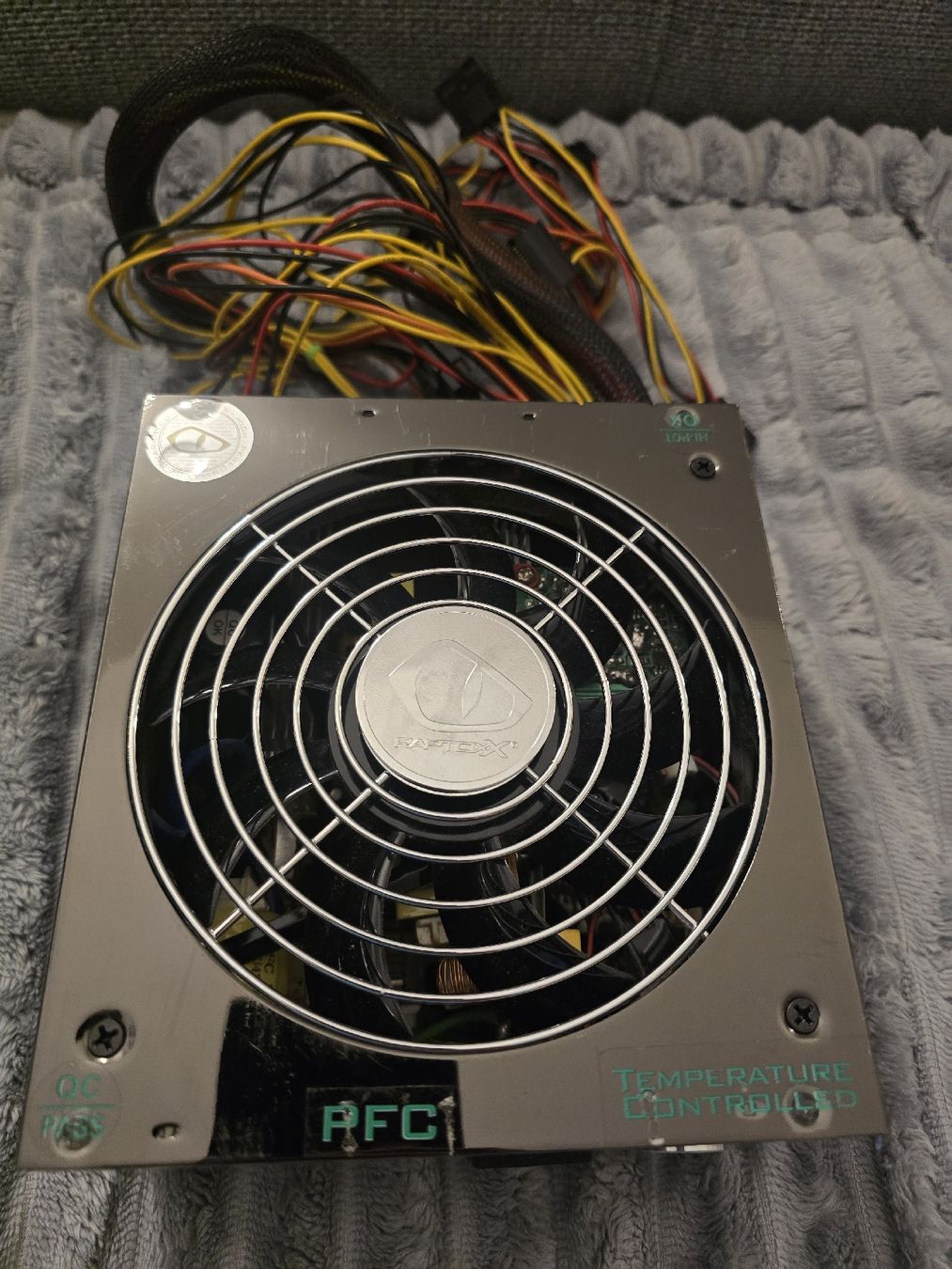 Componenti elettronici: RaptorX RT-450ABP PC Netzteil – Usato da Grächen venduto da -Arturas- 3