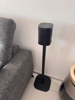 2x Sonos One Gen 2 schwarz inkl. 2x Vogel’s Standfuss SET