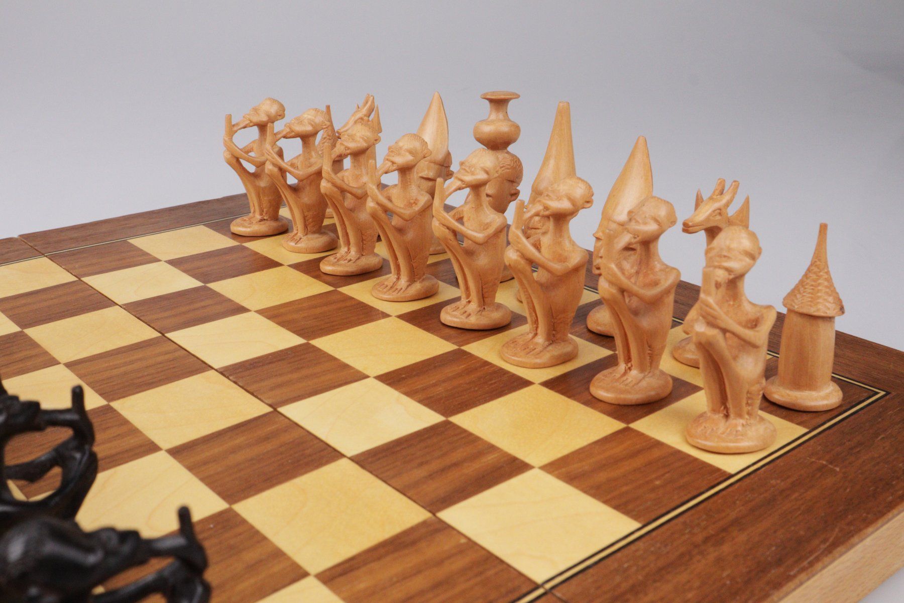 Jeux: Geschnitzte Schachfiguren aus Afrika – D'occasion à Volketswil par brockipfannenstil