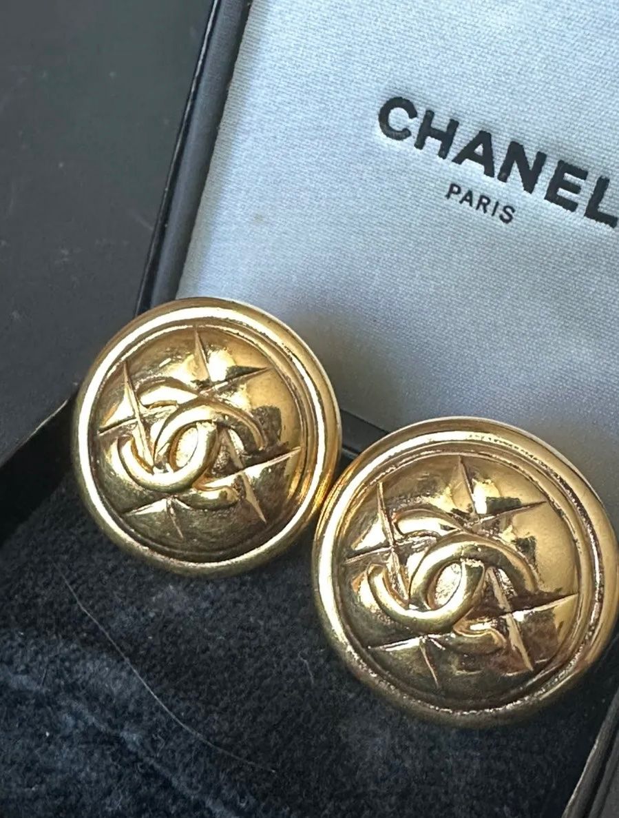 Chanel Orecchini pendenti & Orecchini a lobo: Chanel Vintage Coco Mark CC Clips Ohrringe – Usato da Triesen venduto da atos87