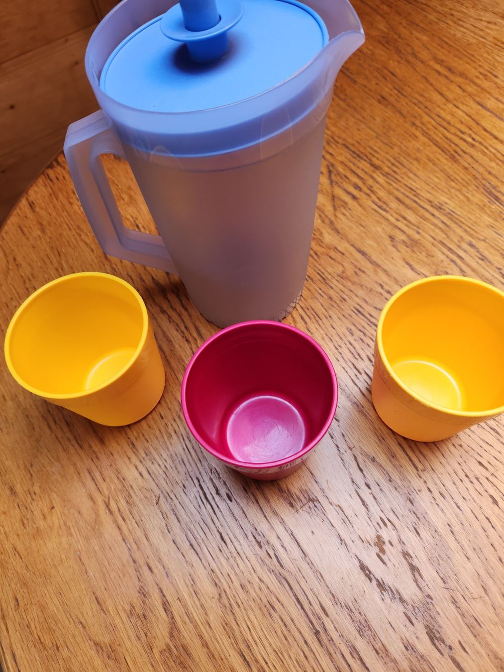Tupperware Behälter & Ähnliches: Tupperware Krug 1,5l mit 2x  Tupperware Bechern gelb, 1x rot – Gebraucht aus Gstaad von Meiel2020