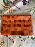 Stuart Weitzman: Exklusive orange Leder-Clutch, geflochten!