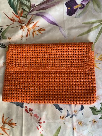 Stuart Weitzman: Exklusive orange Leder-Clutch, geflochten!